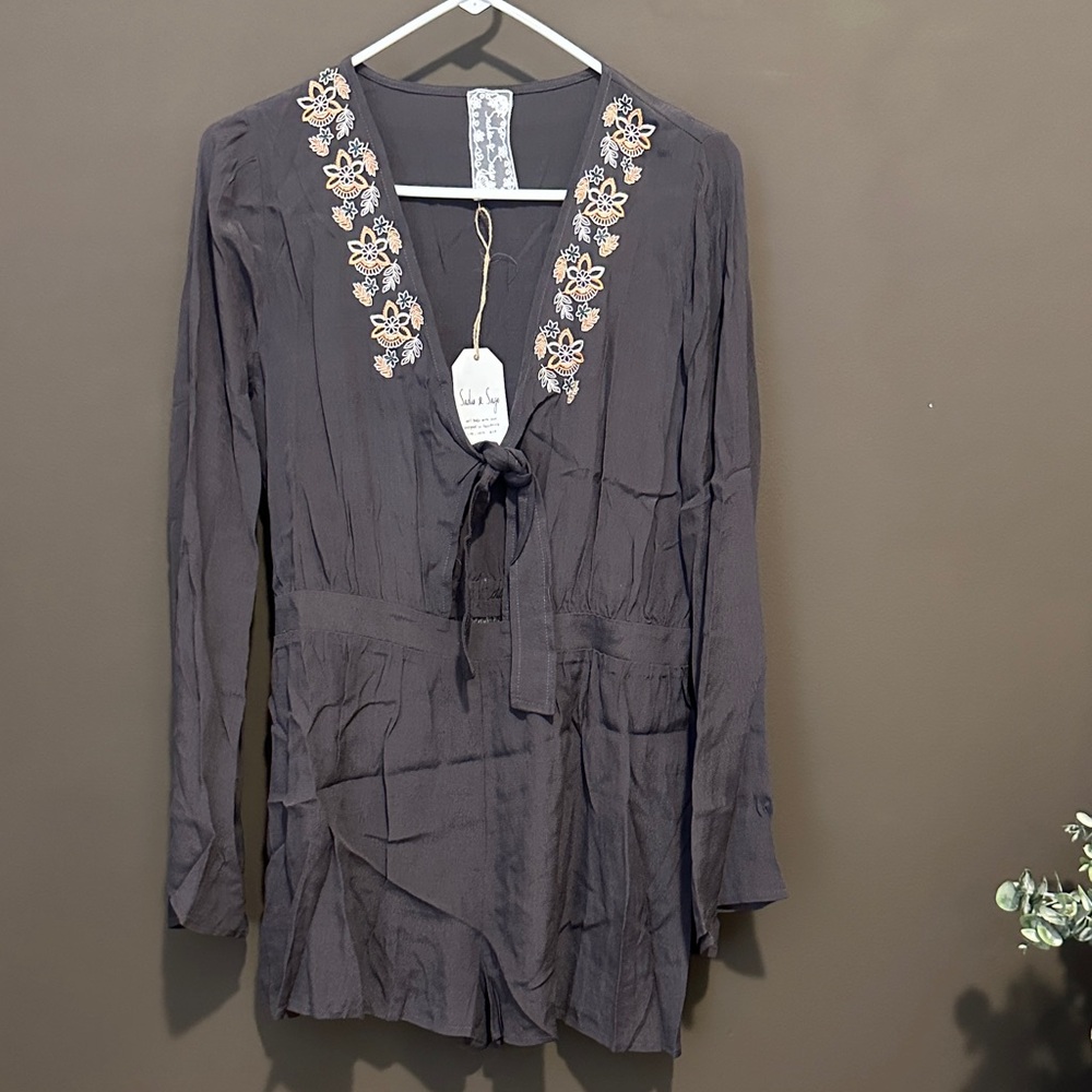 NWT Sadie & Sage LARGE romper with Floral Embroidery